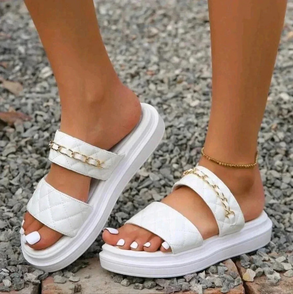 Women Quilted Chain Decor Flat Sandals, Fashion White Slide Sandals - Picture 3 of 6